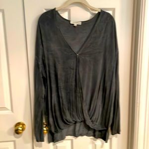 Umgee XL long sleeve gray marble top cross cross front with snap at top EUC